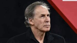 Sfregiato il murale di Franco Baresi davanti a Casa Milan: indignazione tra i tifosi rossoneri – FOTO