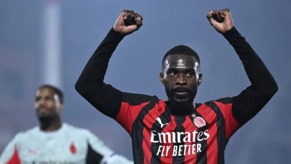 Tomori milan mani alzate