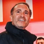 Cardinale sguardo verso destra
